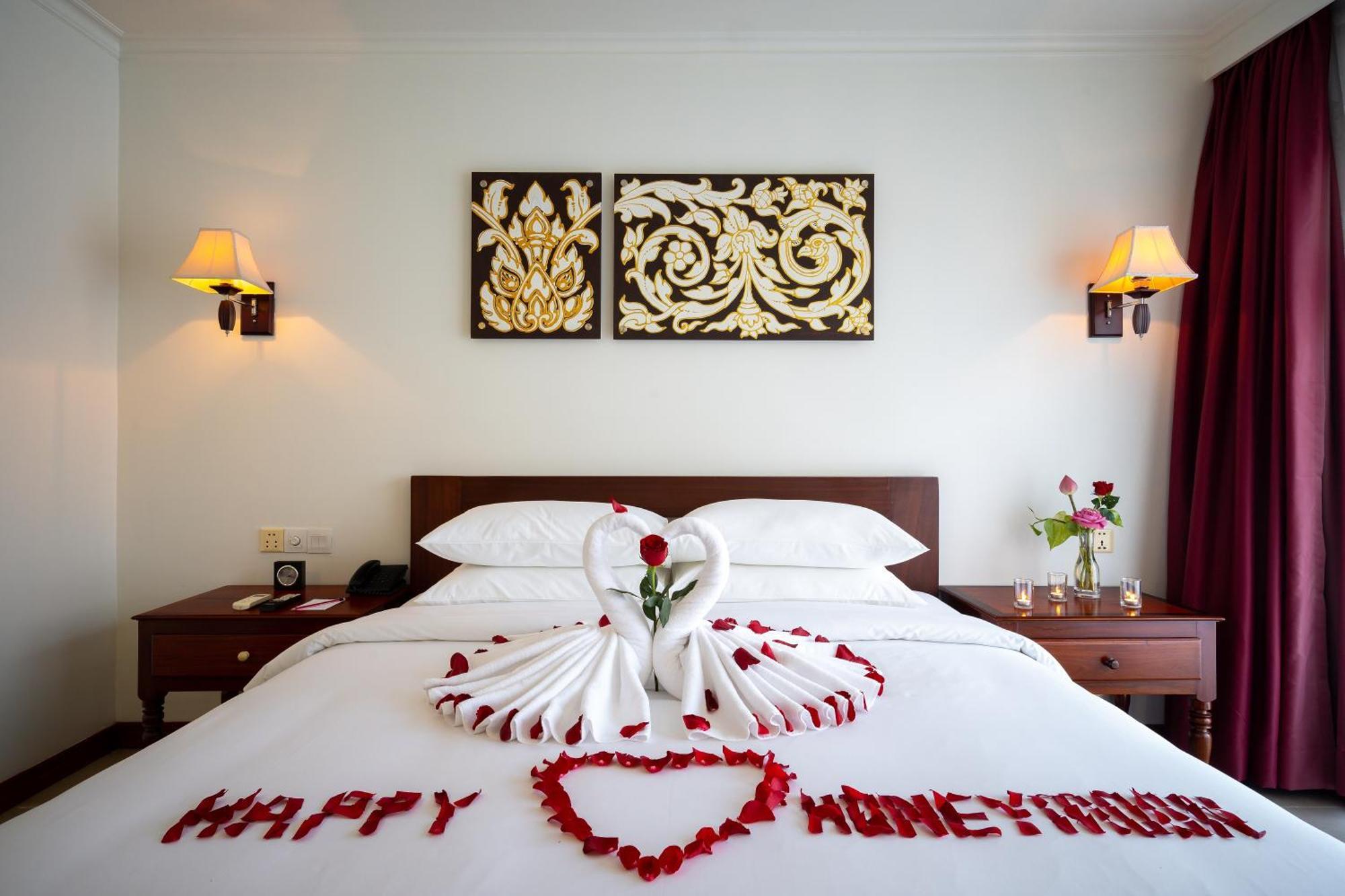 Sala Siem Reap Hotel חדר תמונה A bed decorated for Valentine's Day